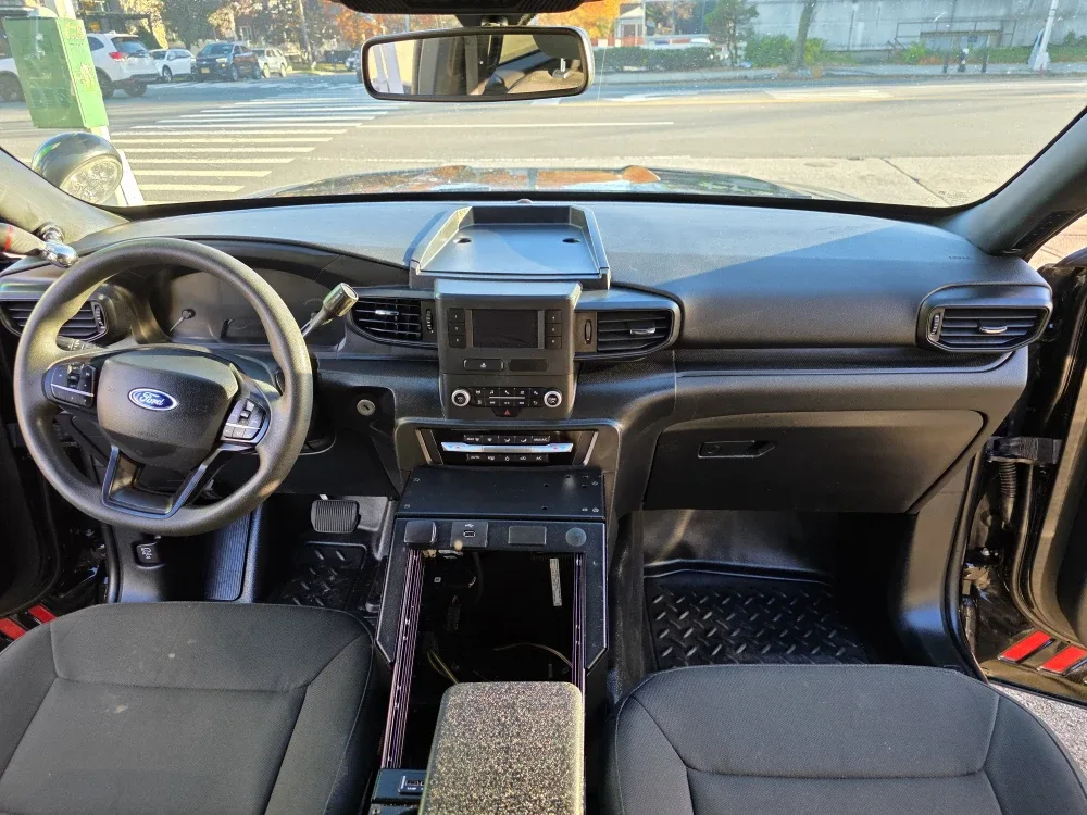 2020Ford Explorer Black SUV image indicator(7)