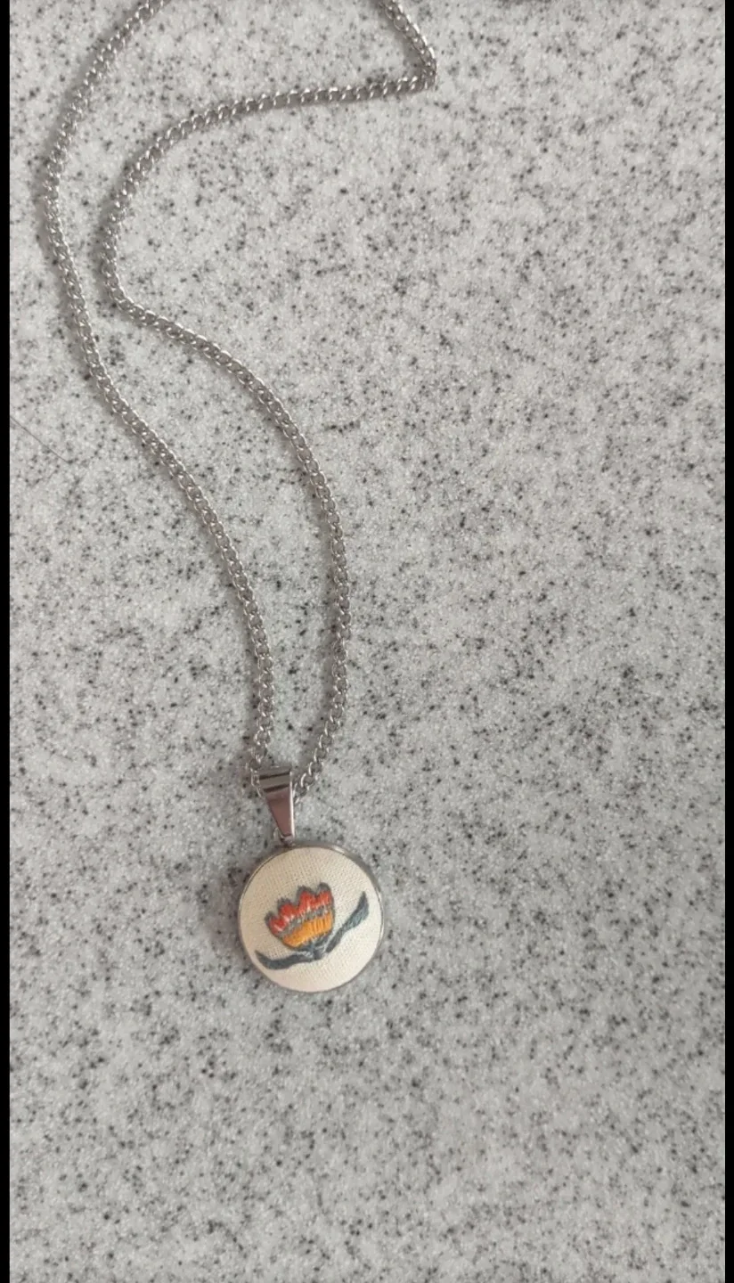 Etay.canada. Flower Pendant Necklace - #Cleanout