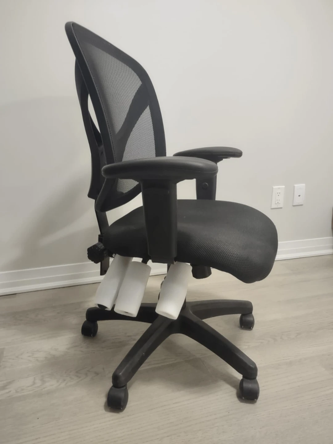 Black Mesh Office Chair - photo 2