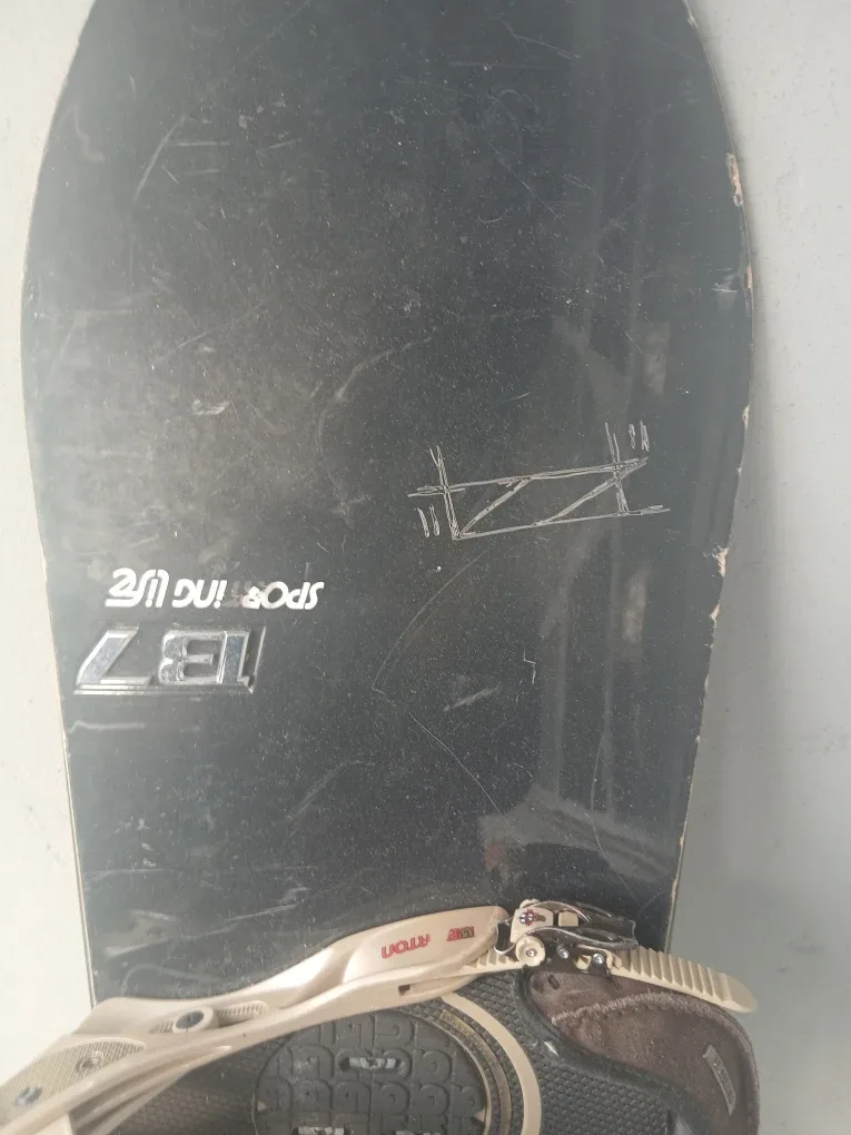 Seven 137 Snowboard with Burton Bindings image indicator(4)