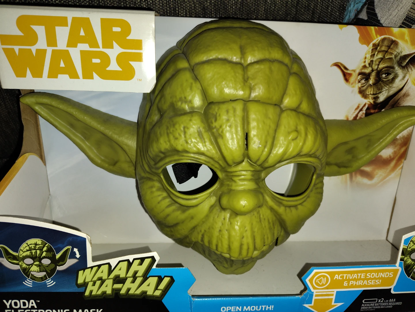 Star Wars Yoda Lights Up! LED Lightsaber & 3D Deco Light Mask