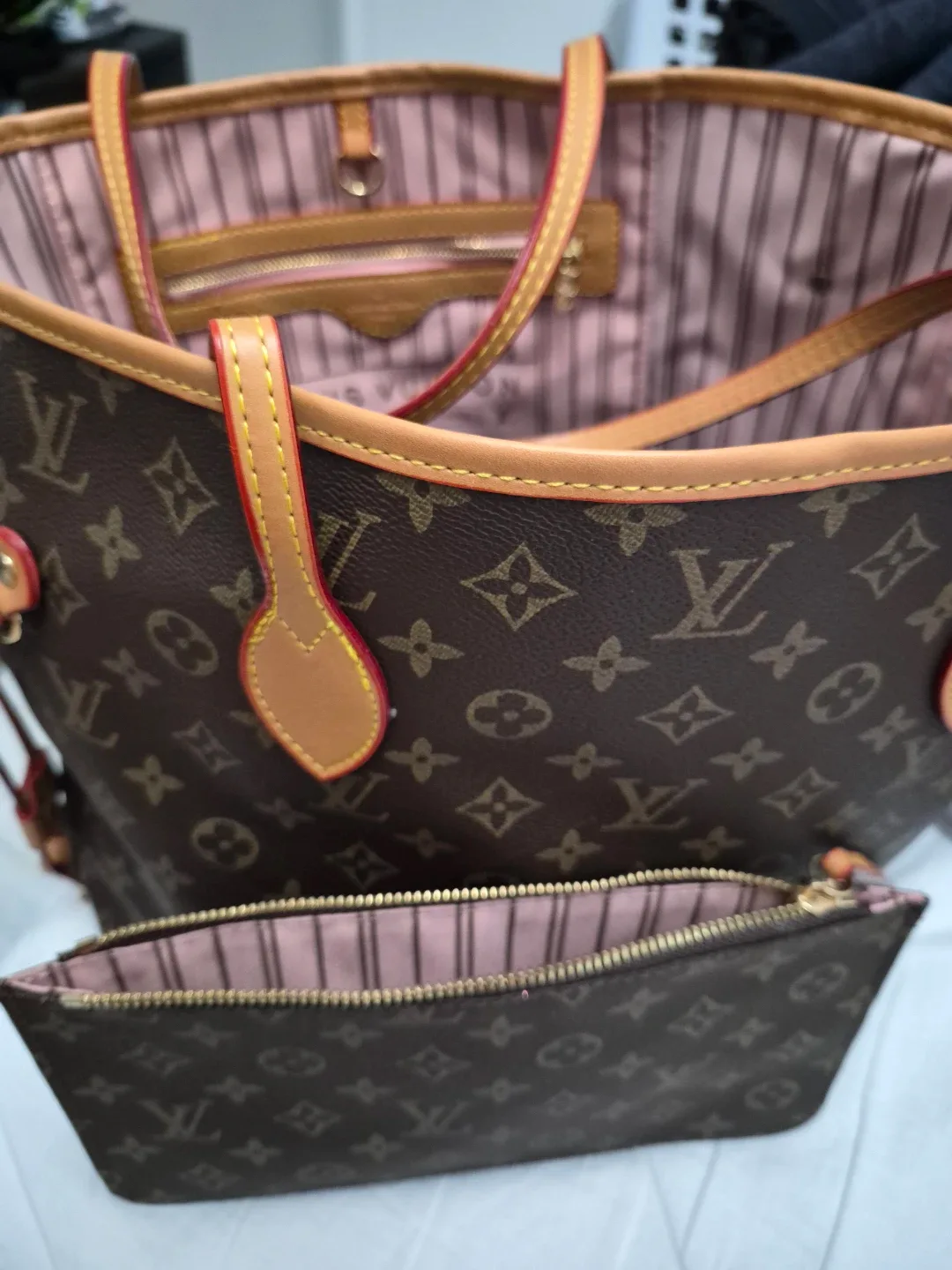 Louis Vuitton Neverfull MM Tote Bag image indicator(2)