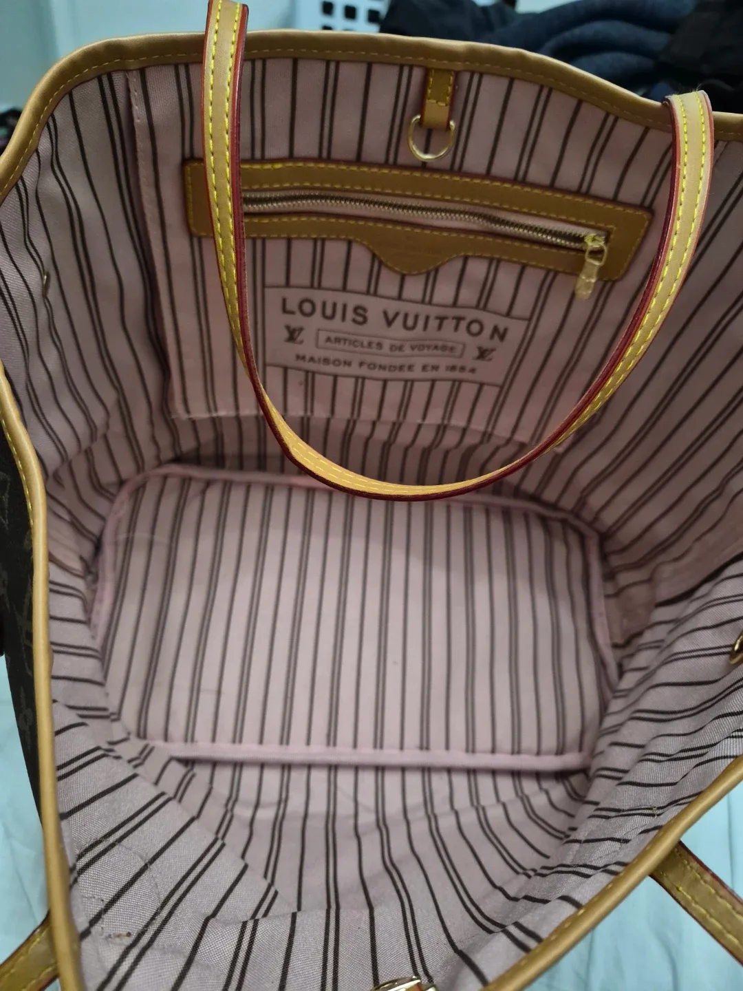 Louis Vuitton Neverfull MM Tote Bag image indicator(3)