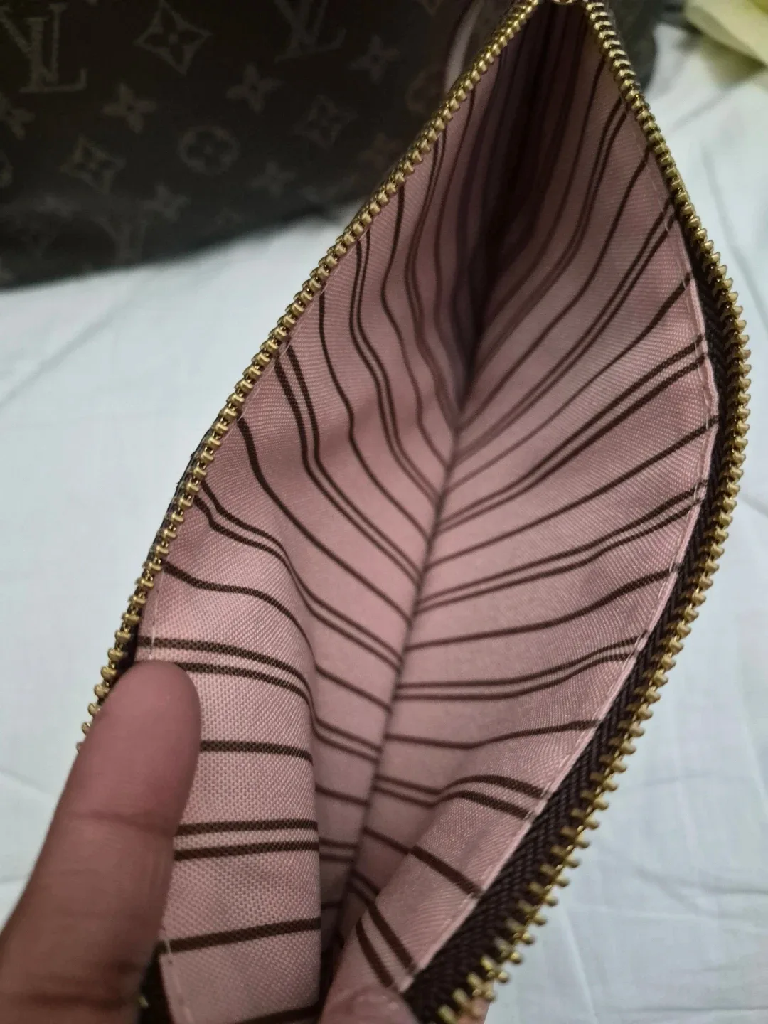Louis Vuitton Neverfull MM Tote Bag image indicator(4)