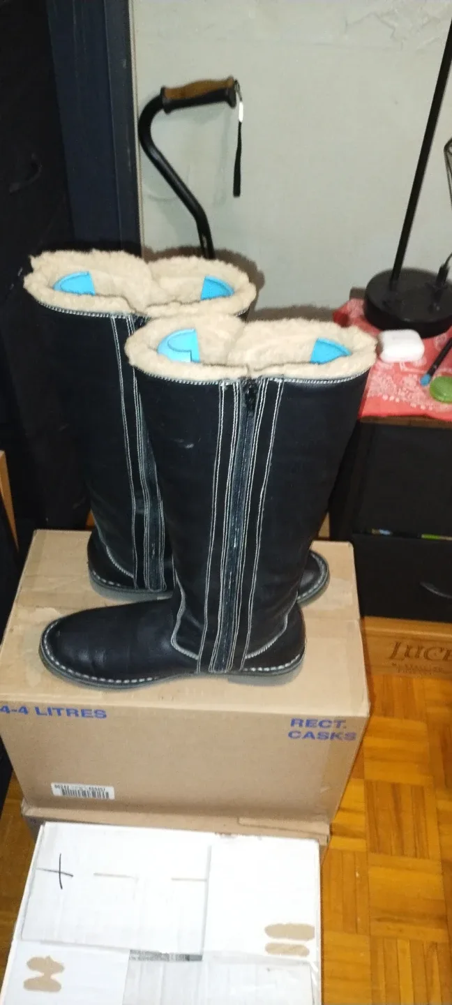 Black Winter Boots with Fur Lining image indicator(3)