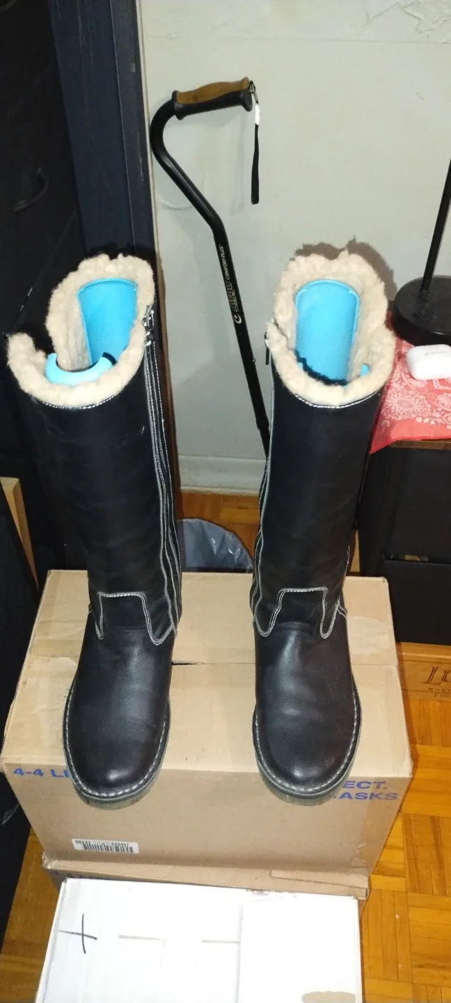 Black Winter Boots with Fur Lining image indicator(5)