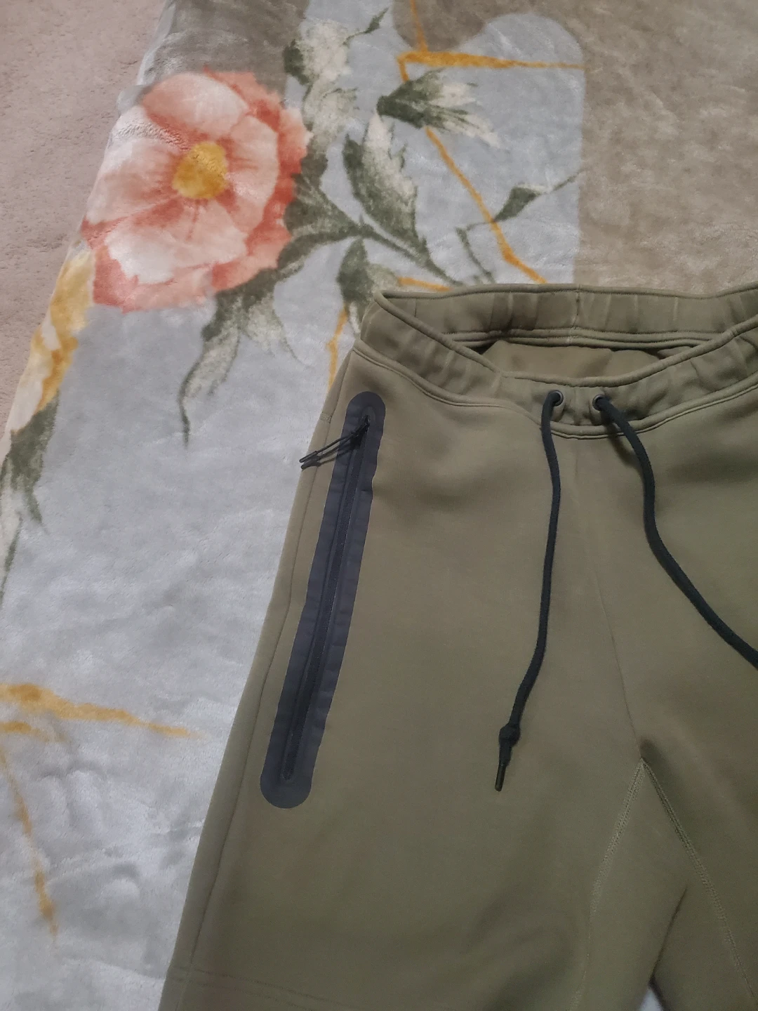 Nike Tech Fleece Shorts - Size Small - photo 4