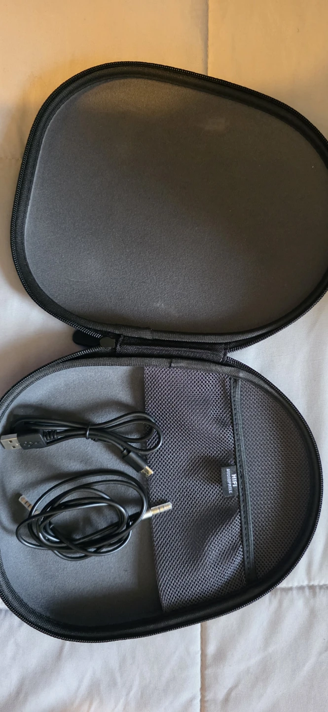 Nukied Headphones with Case - photo 3