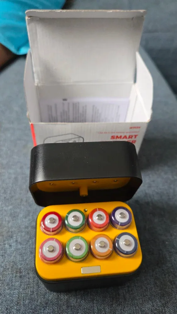 MINISO Smart Charger w/ 8 rechargeable batteries