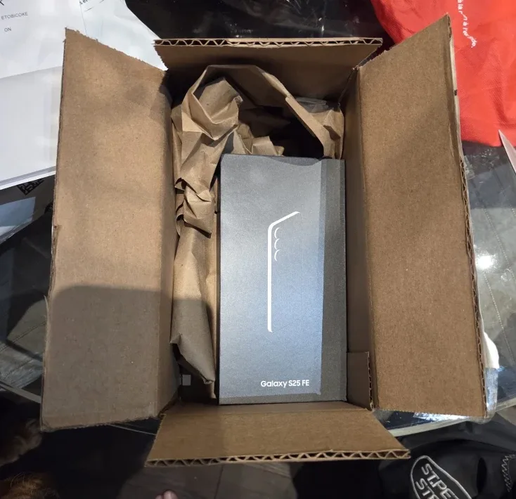 BNIB (factory sealed) Samsung Galaxy S25 FE (black 128gig) image indicator(5)