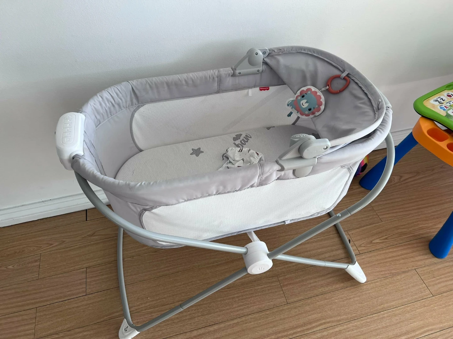 Baby bassinet with mattress and bedsheets