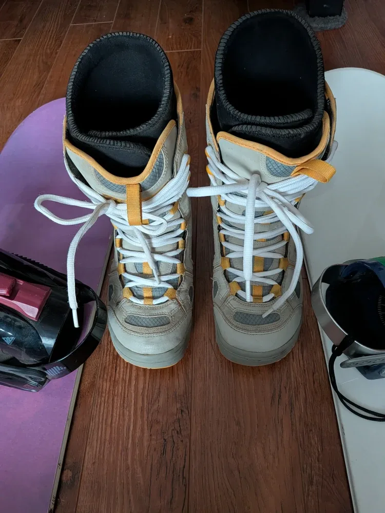 Snowboard Boots - Size Unknown image indicator(9)