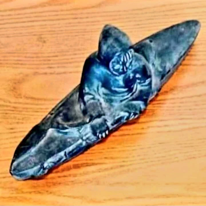 Unique Inuit Hand Carved Stoneware Seal Hunter Kayak Statue - photo 2