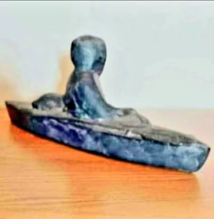 Unique Inuit Hand Carved Stoneware Seal Hunter Kayak Statue - photo 3