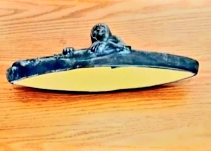Unique Inuit Hand Carved Stoneware Seal Hunter Kayak Statue - photo 4