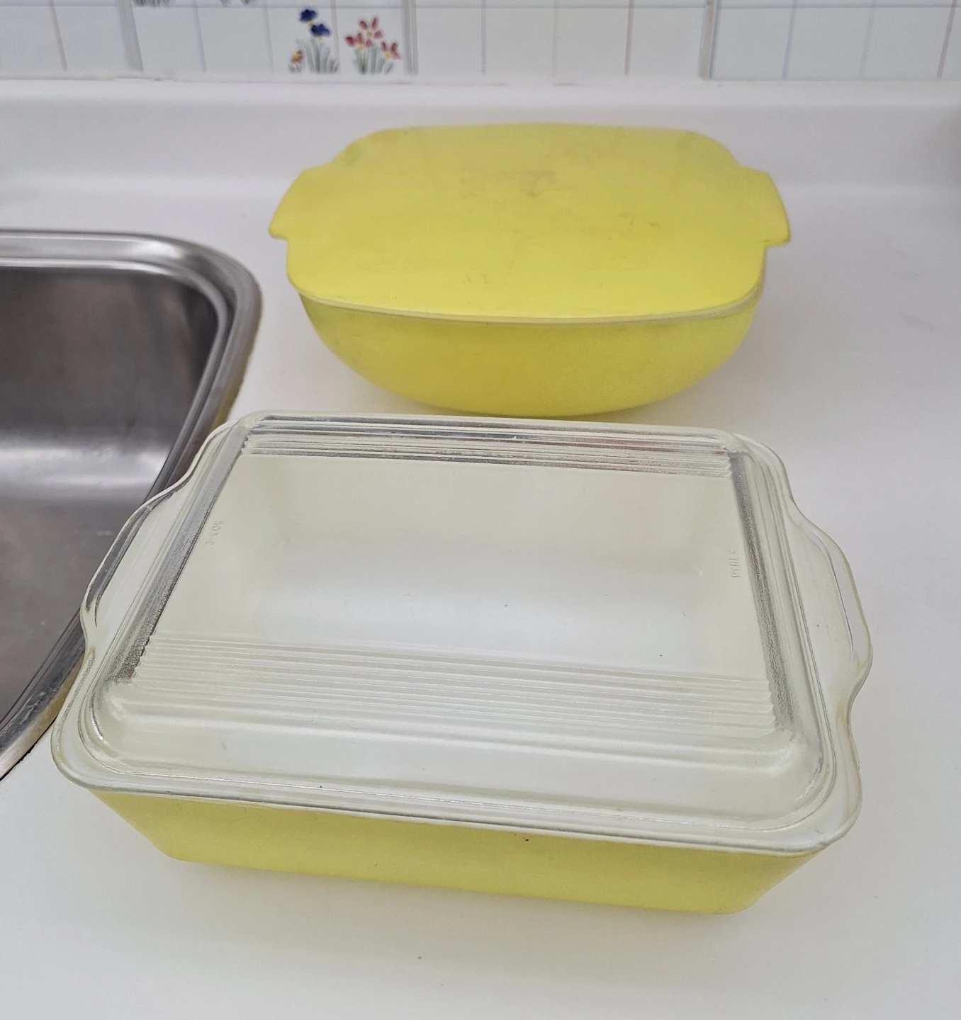 Two Pyrex Yellow Casserole dishes with Lids