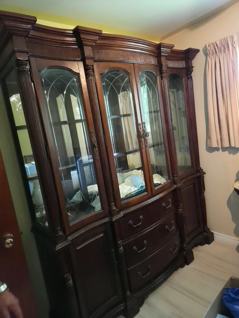 Dark Wood China Cabinet image indicator(3)