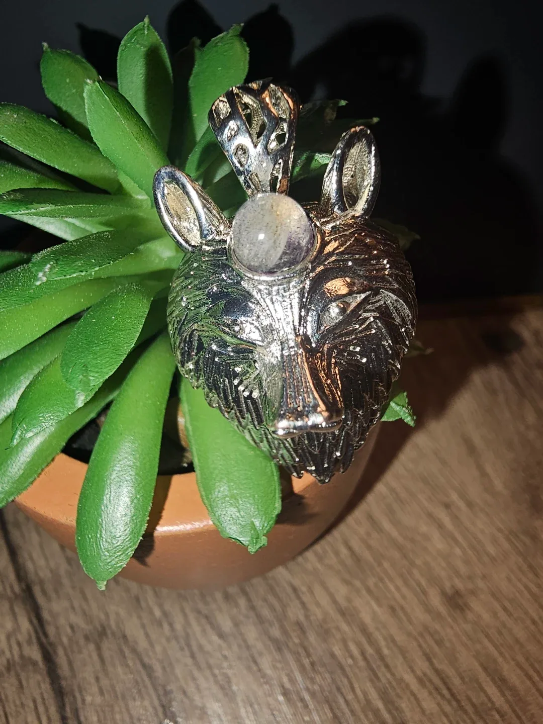 Wolf Head Pendant with labradorite crystal image indicator(3)