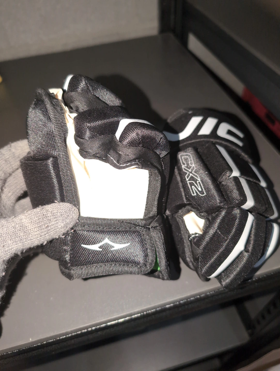 One time used - YTH VIC CX2 Hockey Gloves - Black and White - photo 2