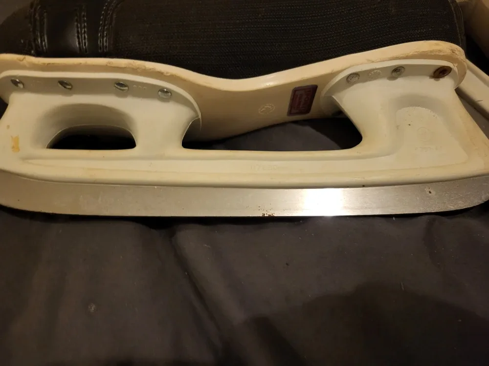 CCM Ultra Tacks Pro Ice Hockey Skates - Size 9 image indicator(2)