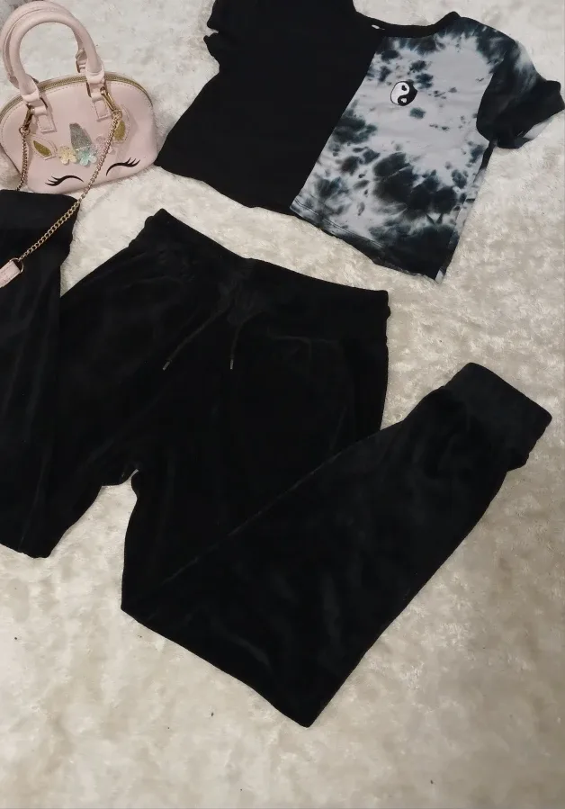 Girls' Outfit: Yin Yang Shirt & Velour Pants image indicator(5)