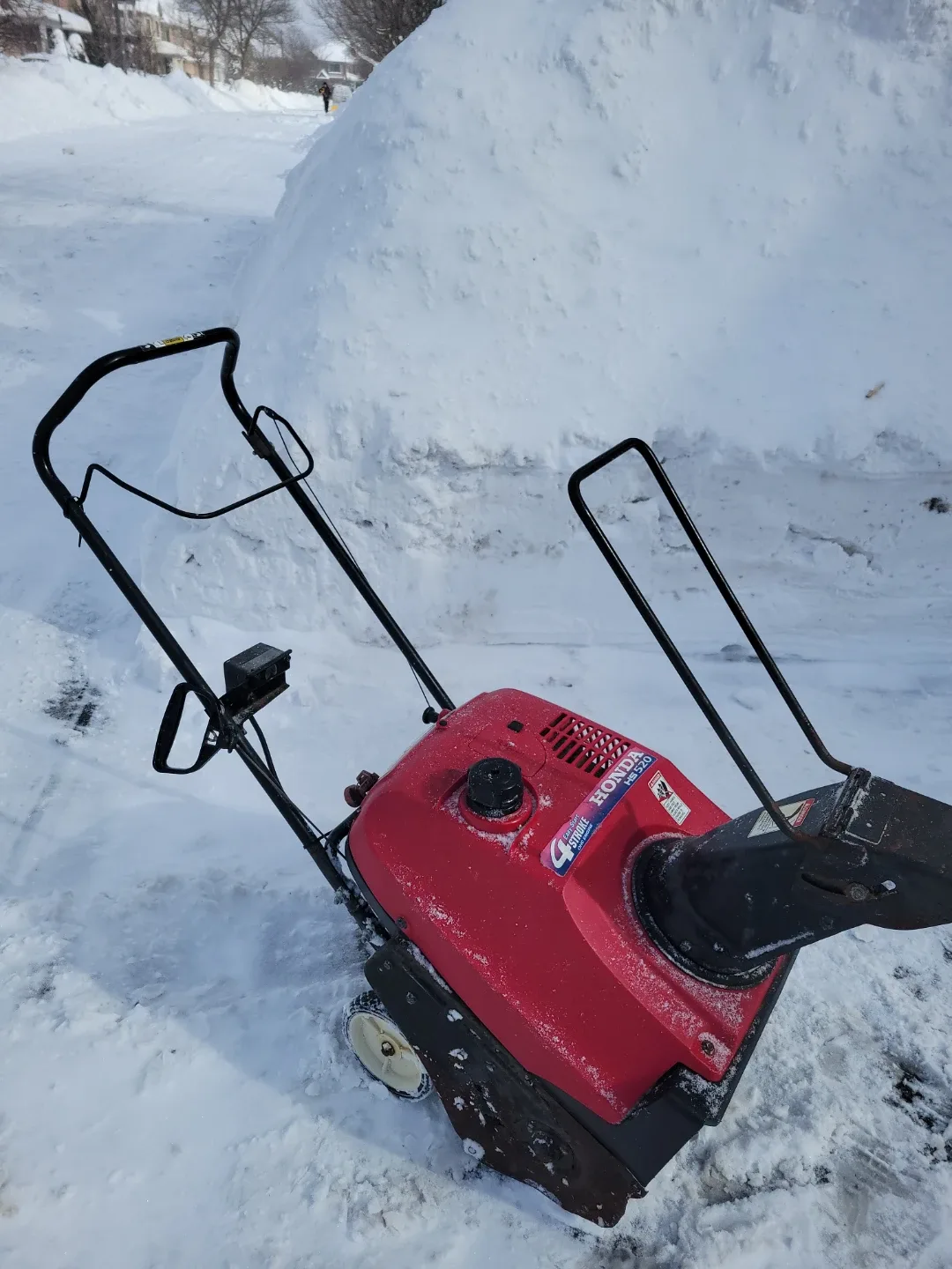HONDA HS520 SNOWBLOWER with electric starter, mint condition