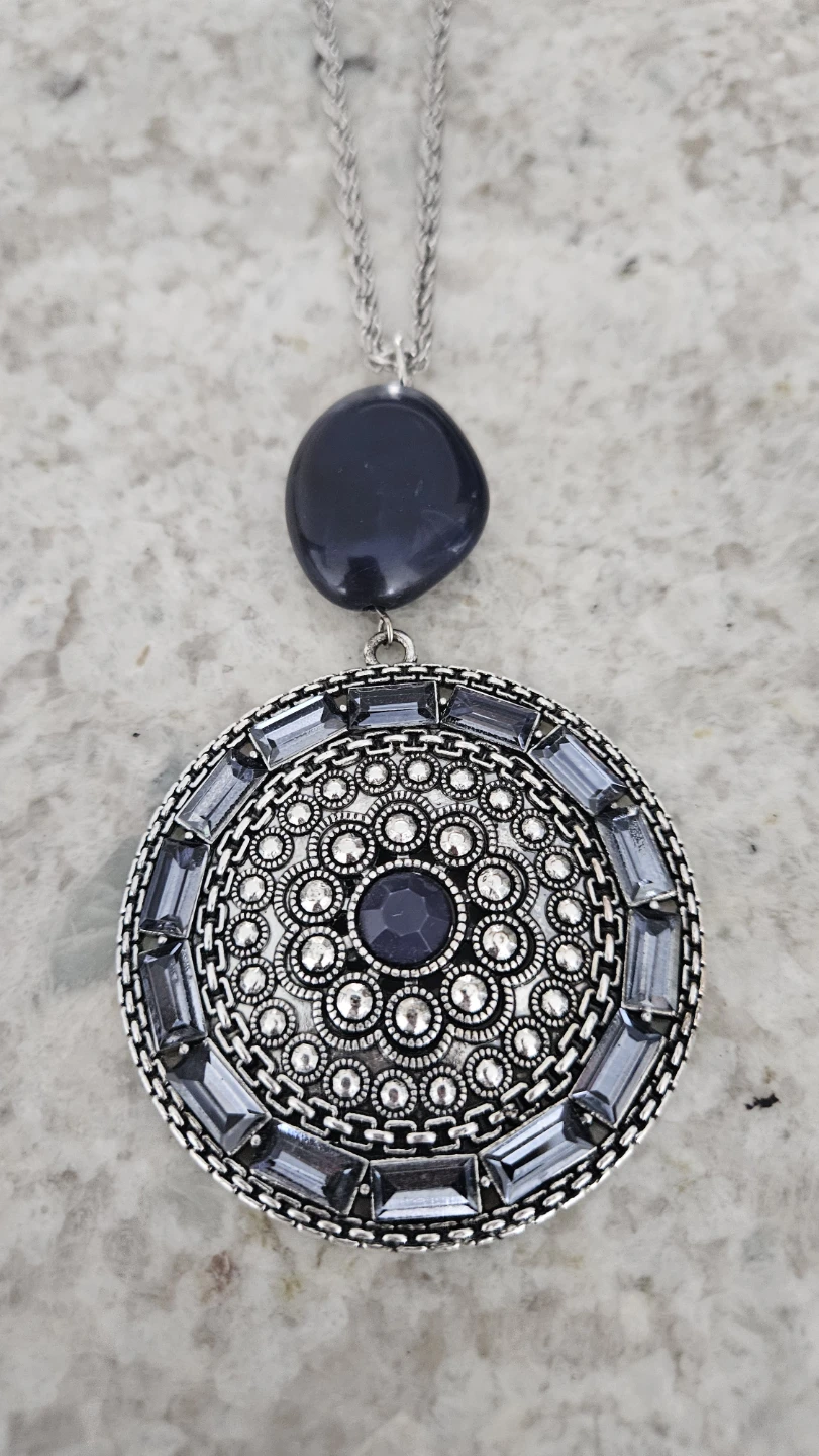 Brand new Silver Tone Medallion Pendant Necklace - photo 3