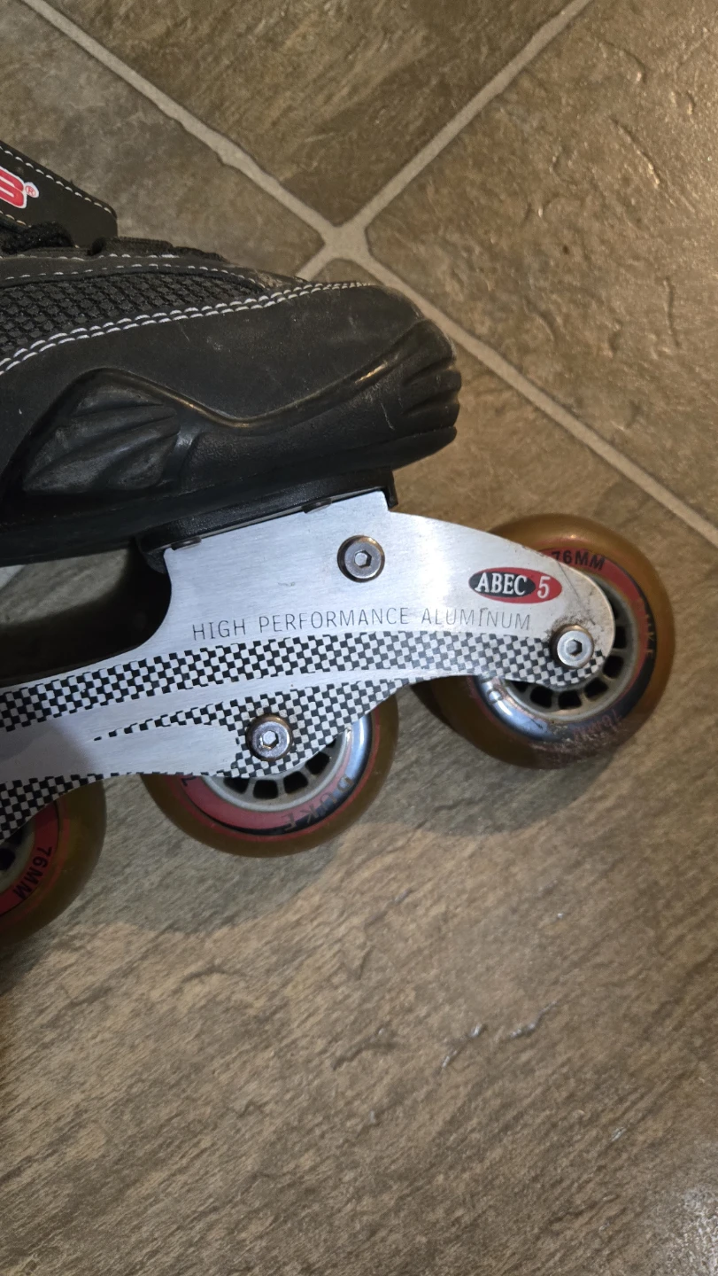 Dukes inline skates size 7 - photo 2