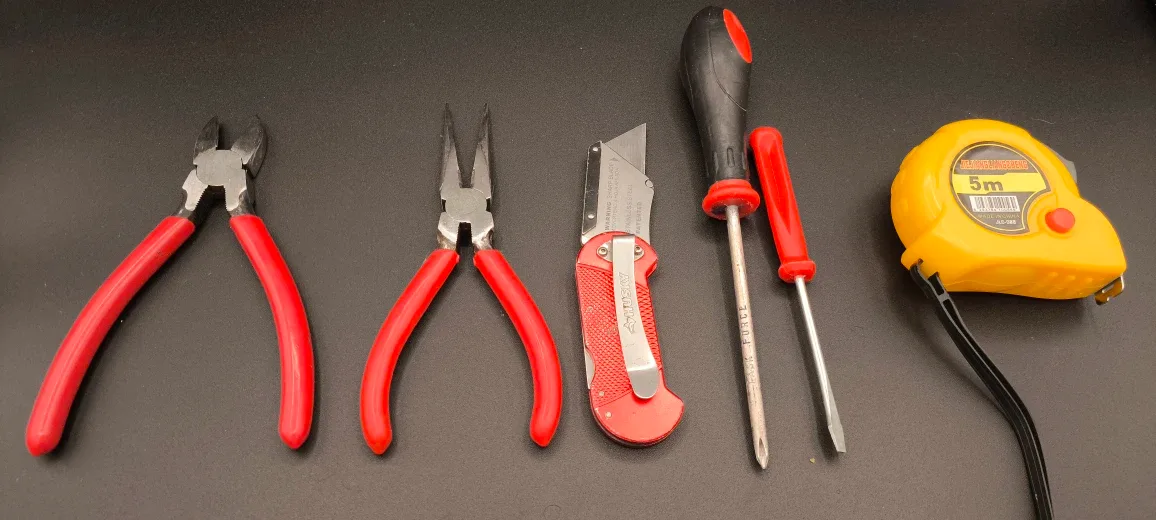 Essential Red Tool Kit – Clean, Sharp & Ready image indicator(3)