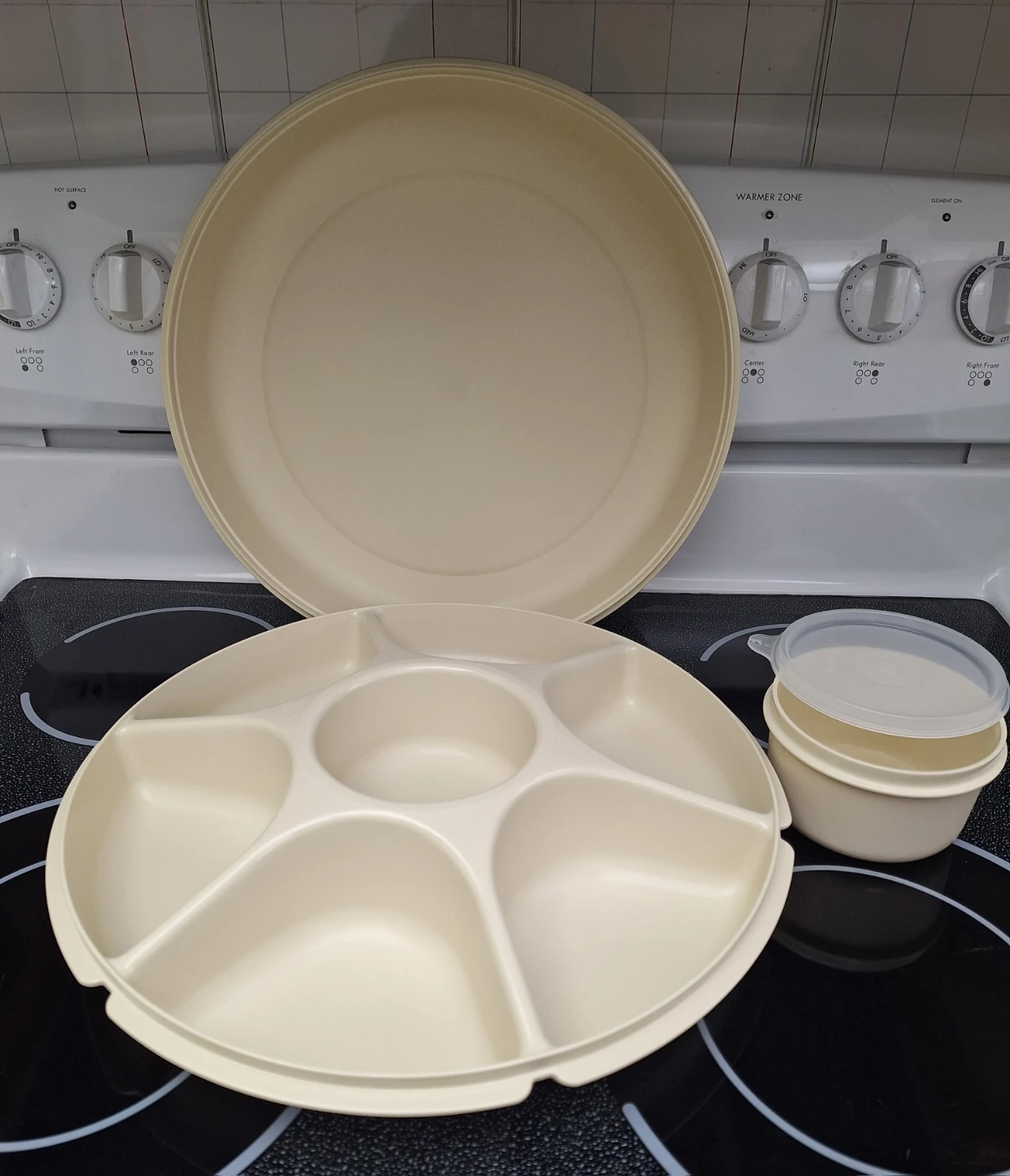 REDUCED Tupperware Serving Center Set - photo 2