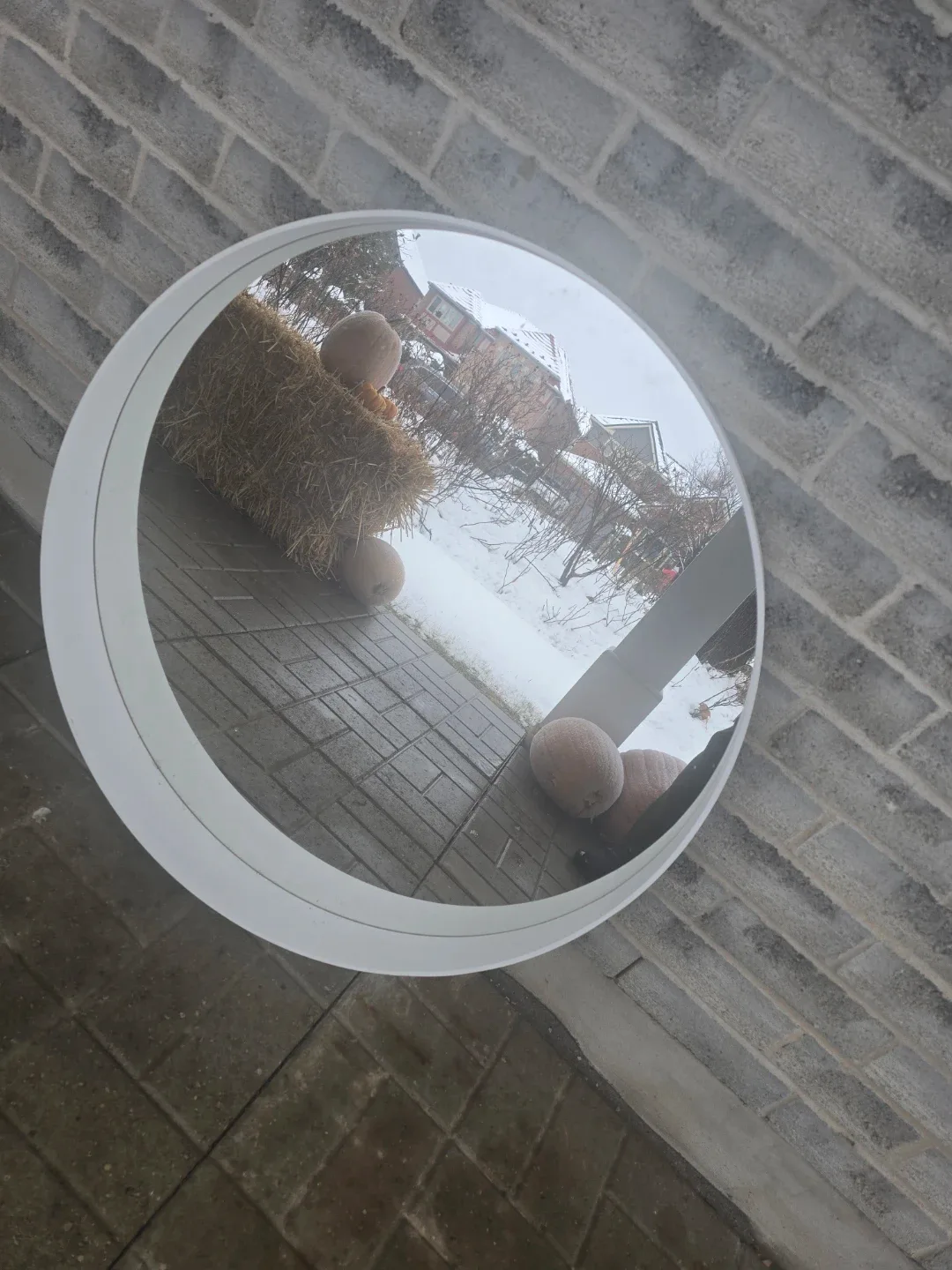 Round mirror