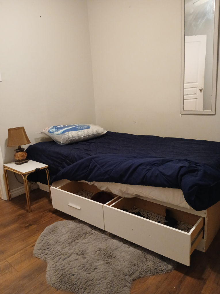 Furnished room on upper floor. near Bramalea City Centre. - photo 5