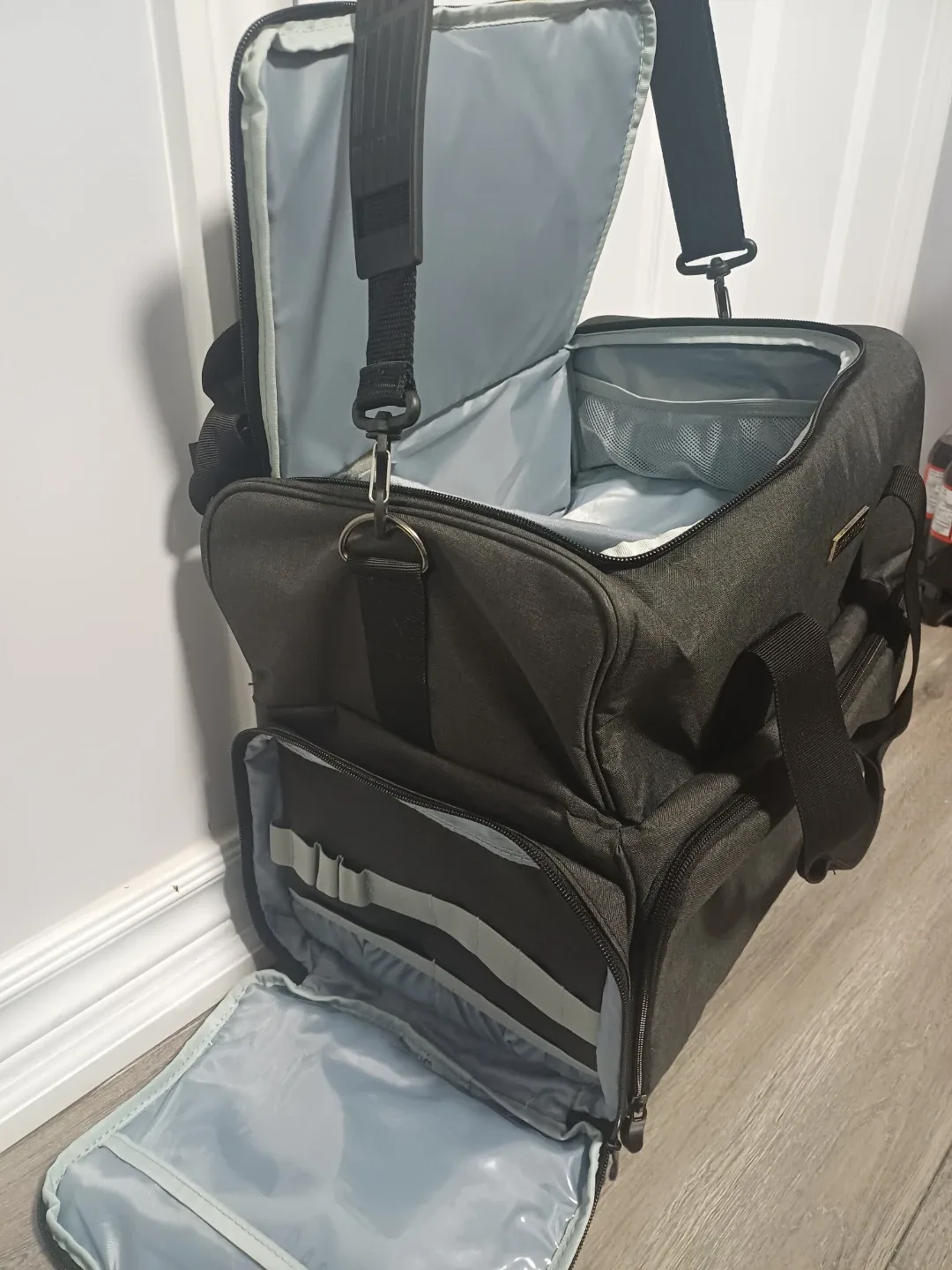 BAFASO Professional Makeup Train Case image indicator(2)