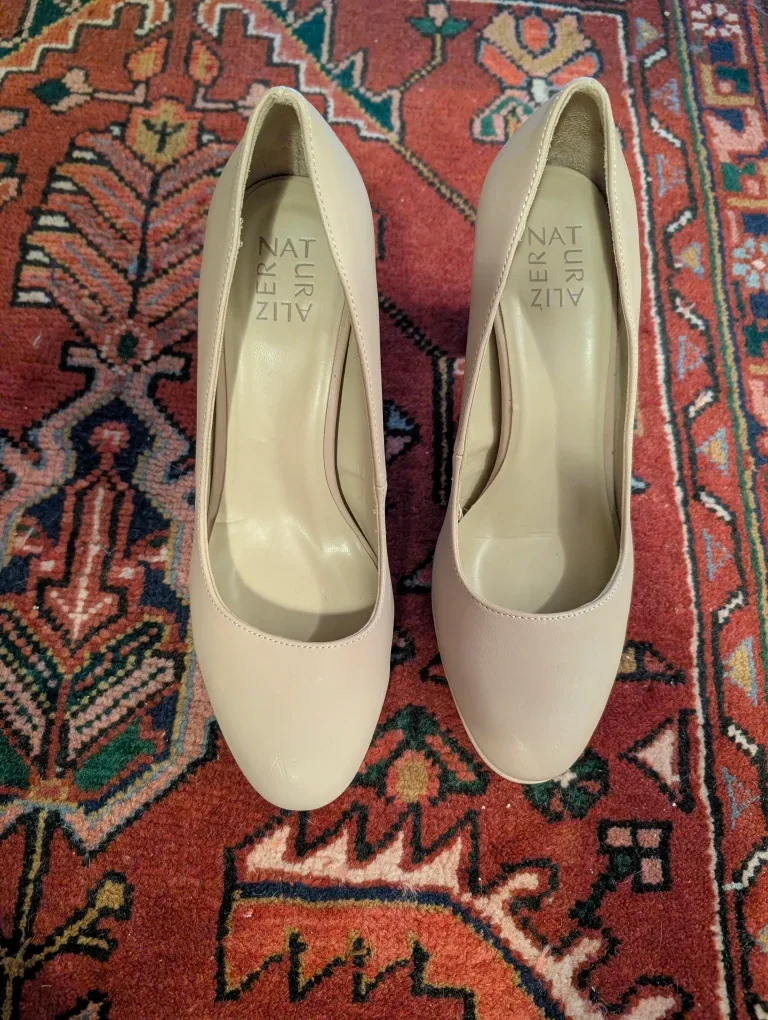 NEW Naturalizer Neria Block Heel Pumps - Size 9M image indicator(2)