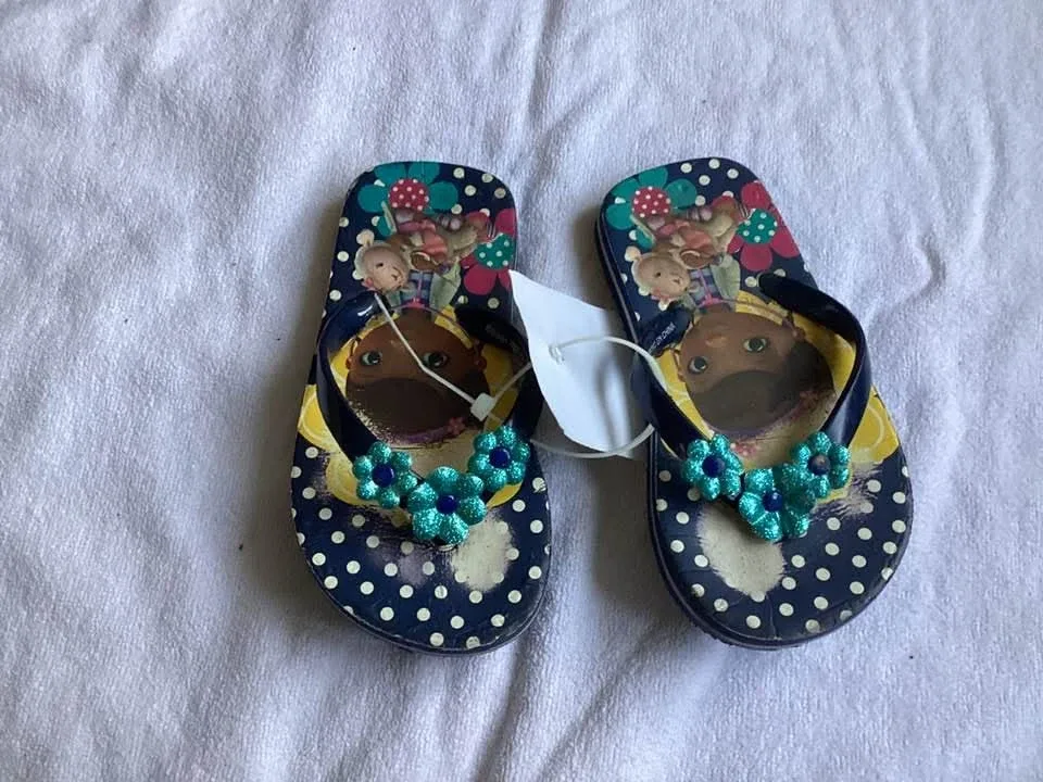 Girls sz 8 sandals $3 each image indicator(2)