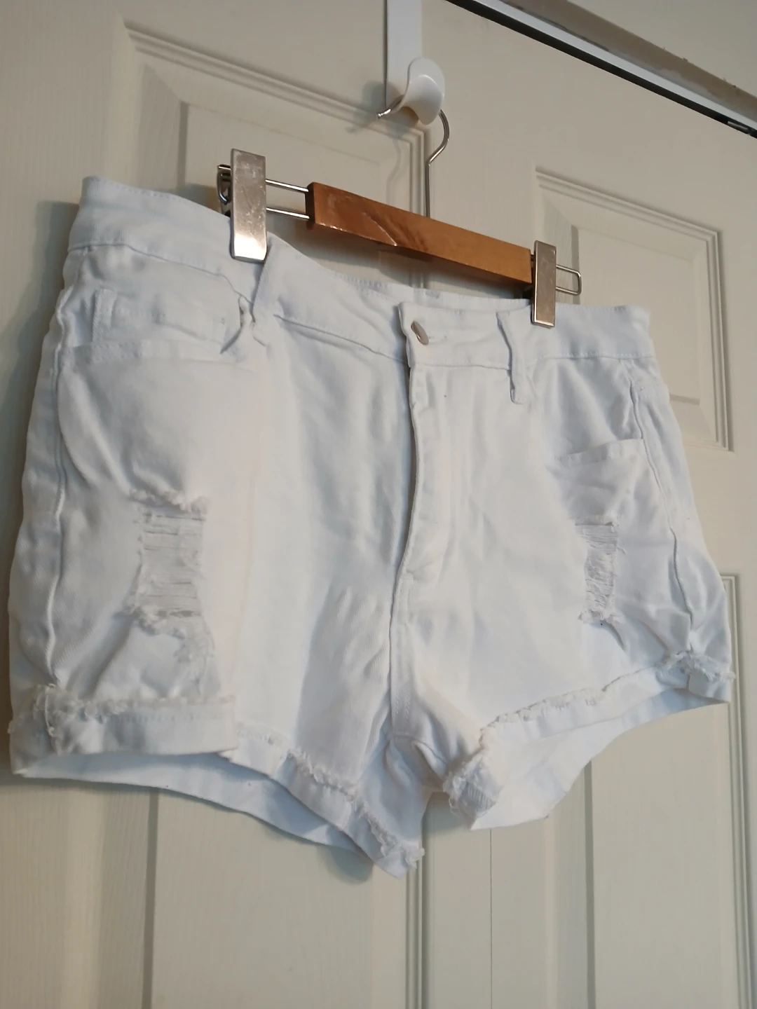 Classic white cotton denim distressed shorts, size XL - photo 2