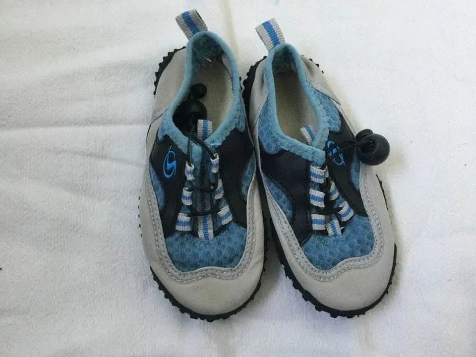 Little boys sz 7 water shoes