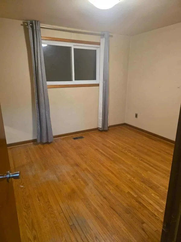 🏡 *Large Private Room on the main floor for Rent