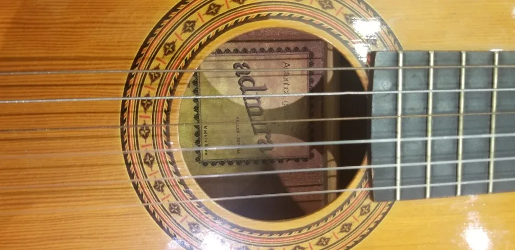 Alhambra Paloma Guitar image indicator(2)