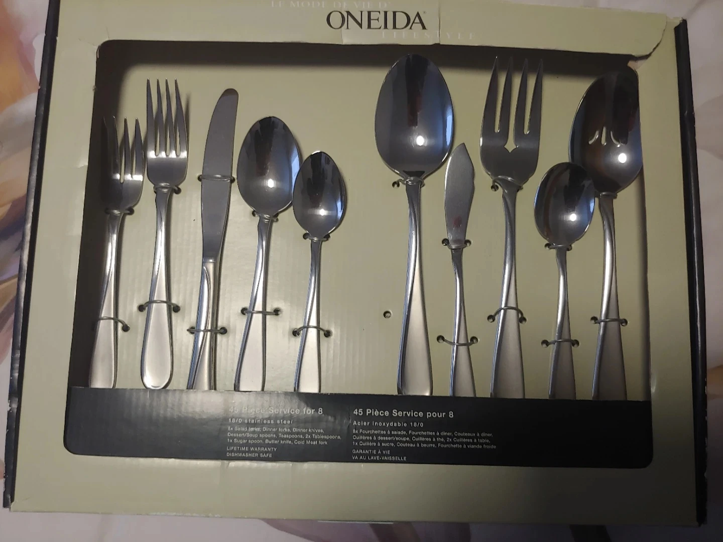 Oneida Satin Flight 45 Piece Cutlery Set - New