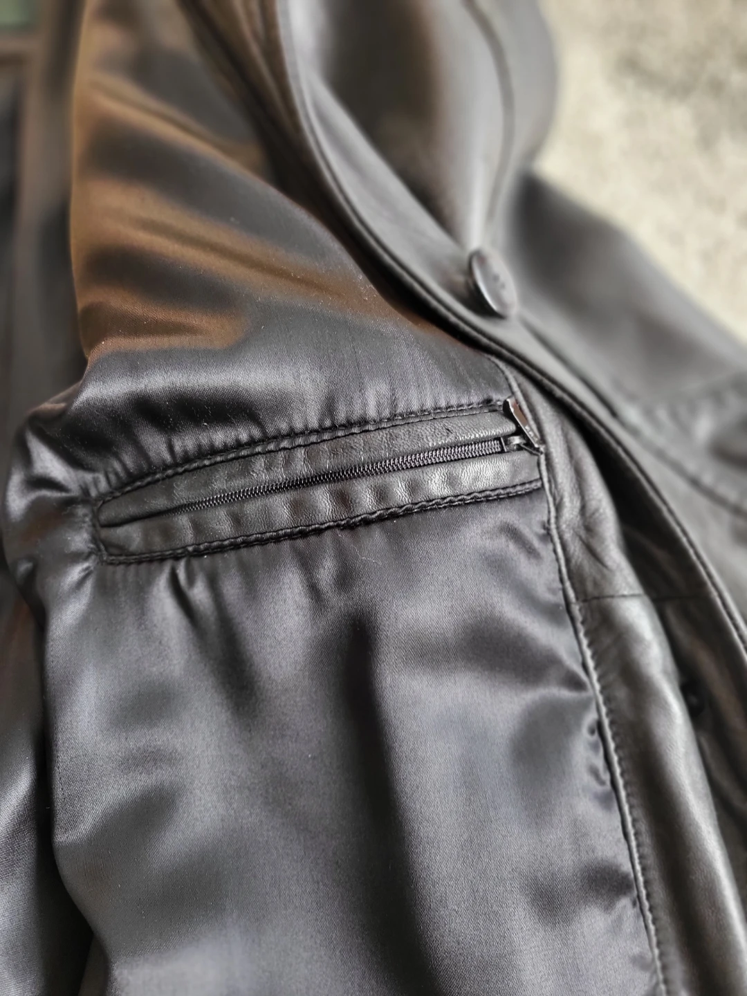 Danier Canada Black Leather Coat - Size L - photo 4