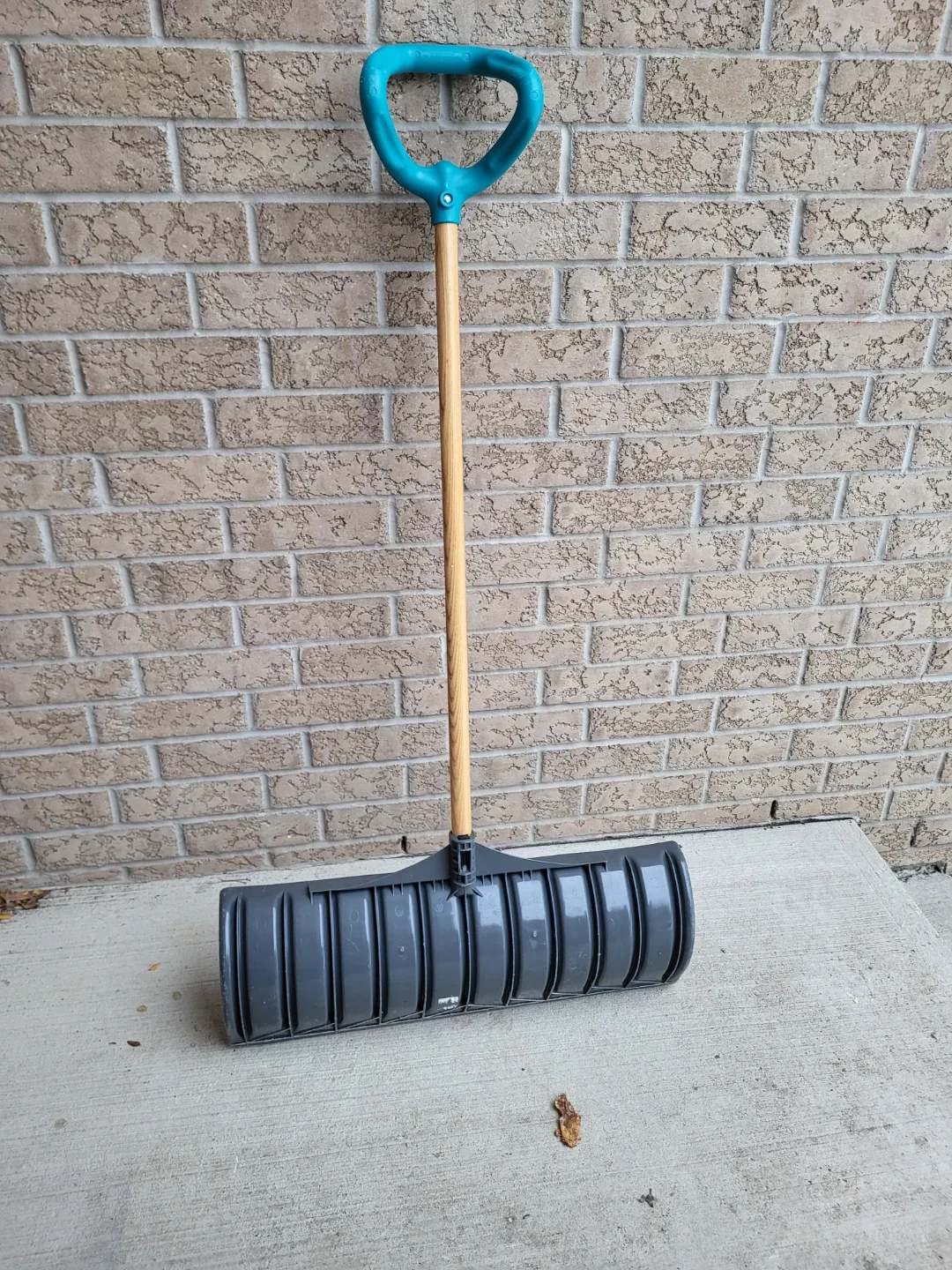 Yardworks Extra Wide Snow Shovel Tool- Special Hand Grip image indicator(2)