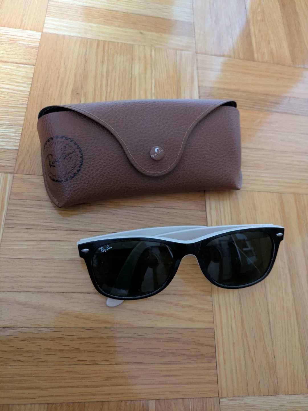 Black ray-ban sunglasses