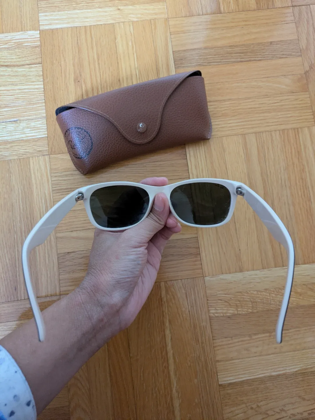 Black ray-ban sunglasses image indicator(2)
