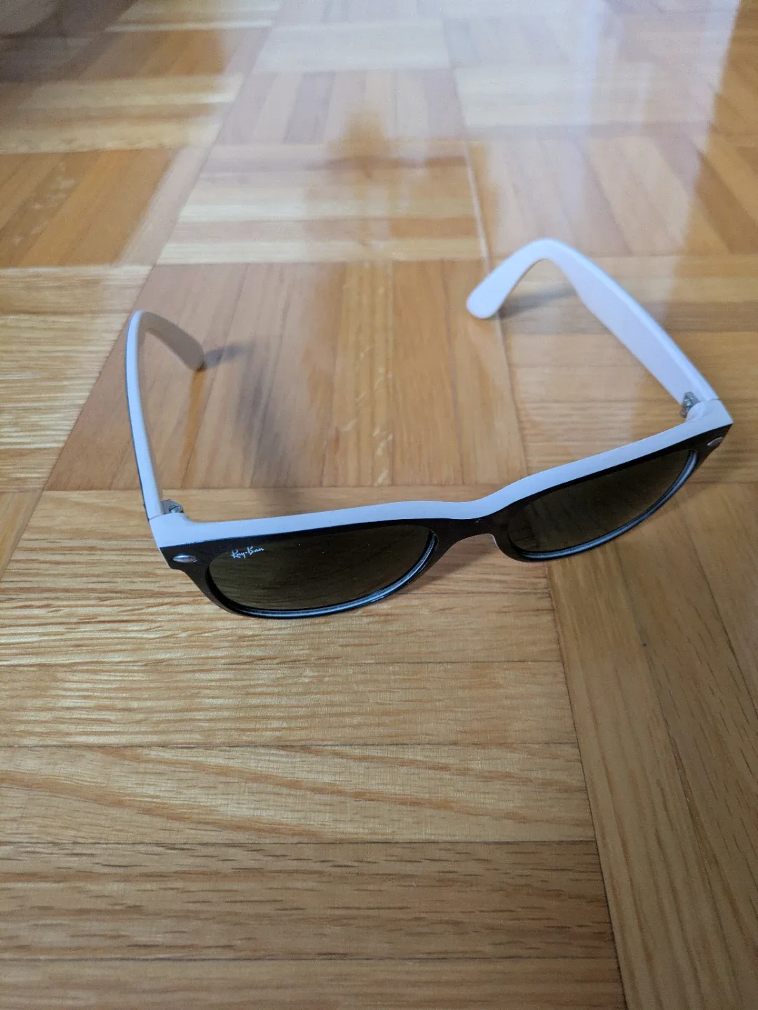 Black ray-ban sunglasses image indicator(3)