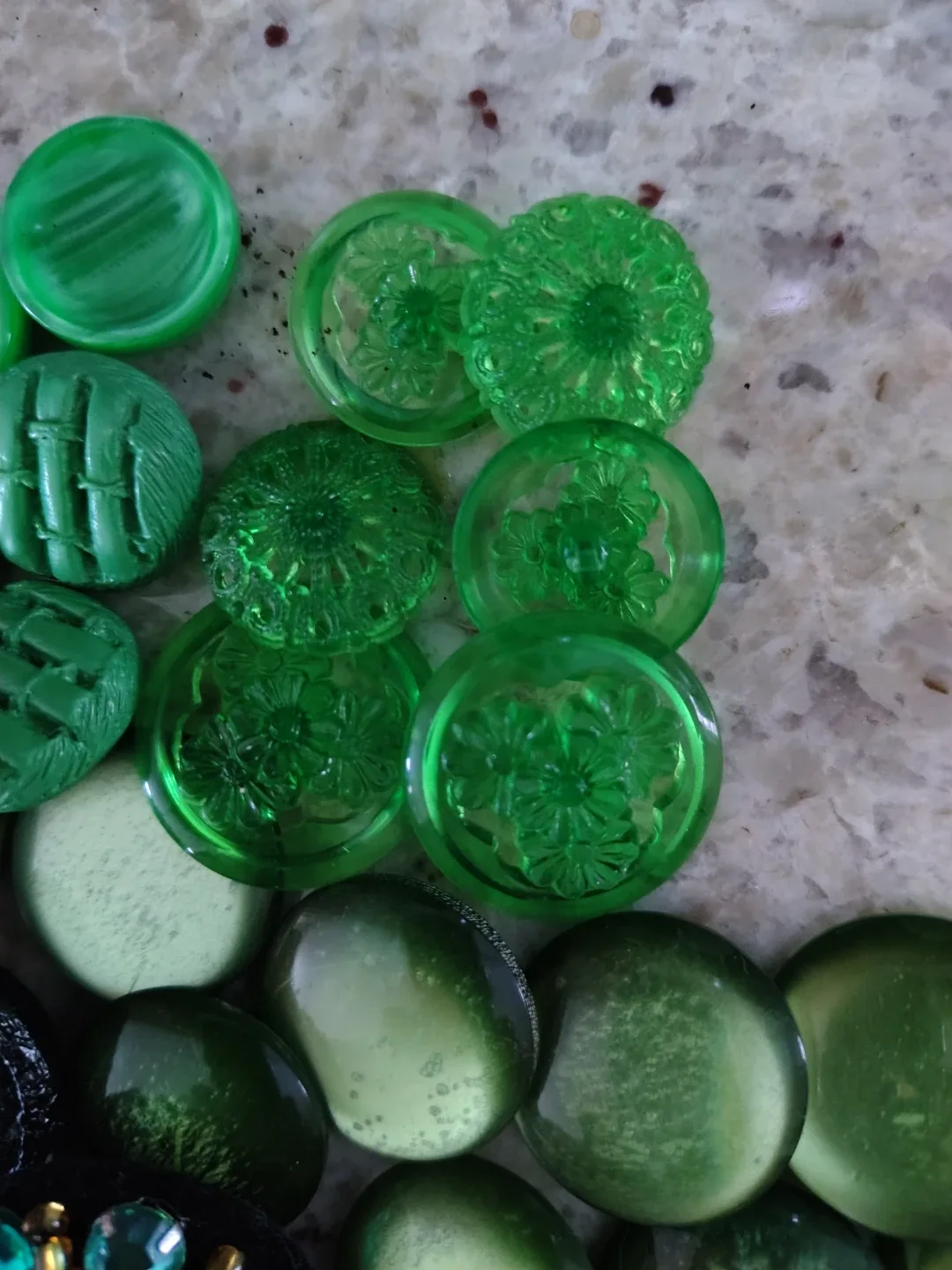 ✨Lot - Gorgeous Green Vintage Buttons - Rare, Hard to Find✨ image indicator(2)
