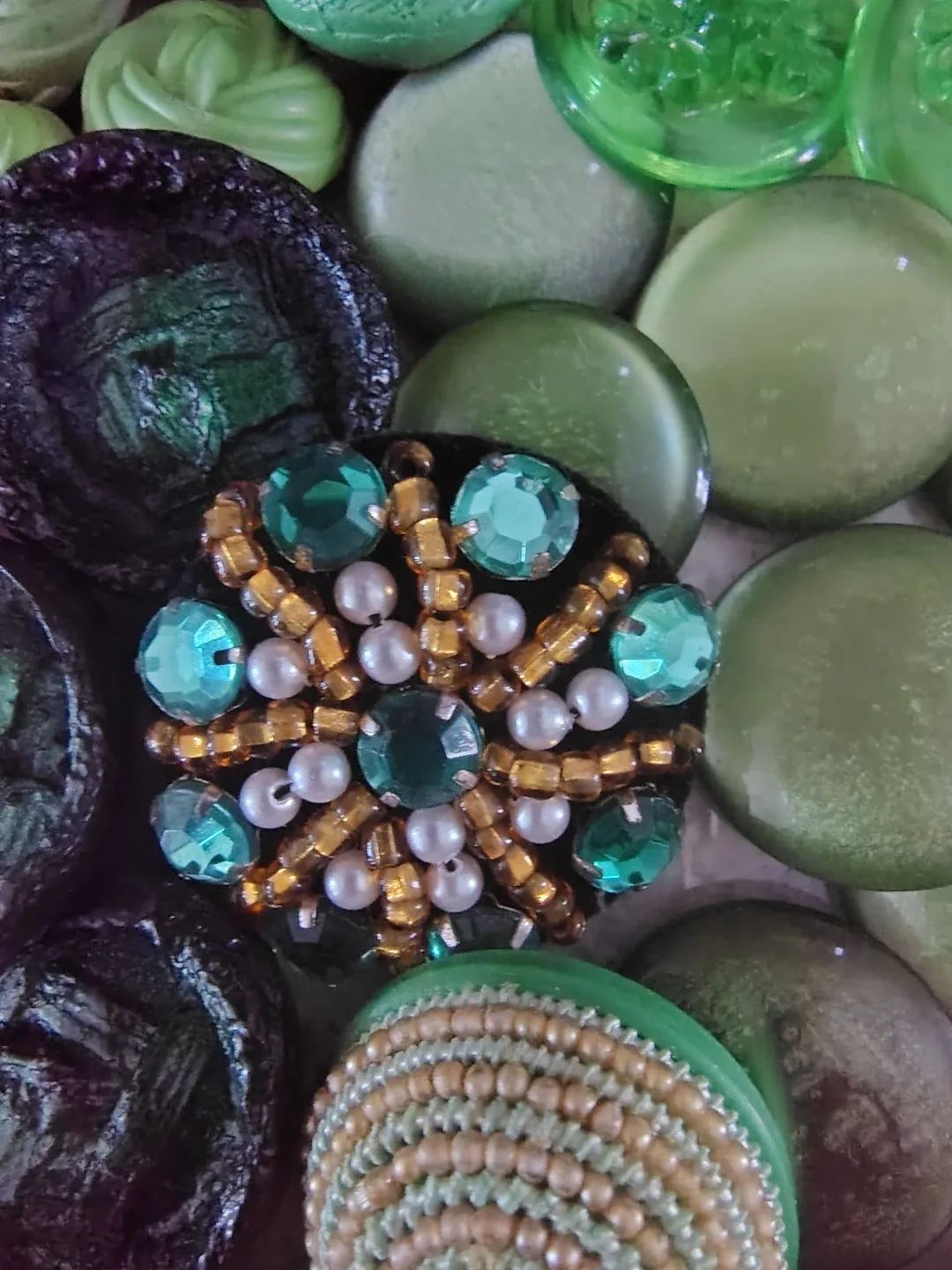 ✨Lot - Gorgeous Green Vintage Buttons - Rare, Hard to Find✨ image indicator(3)