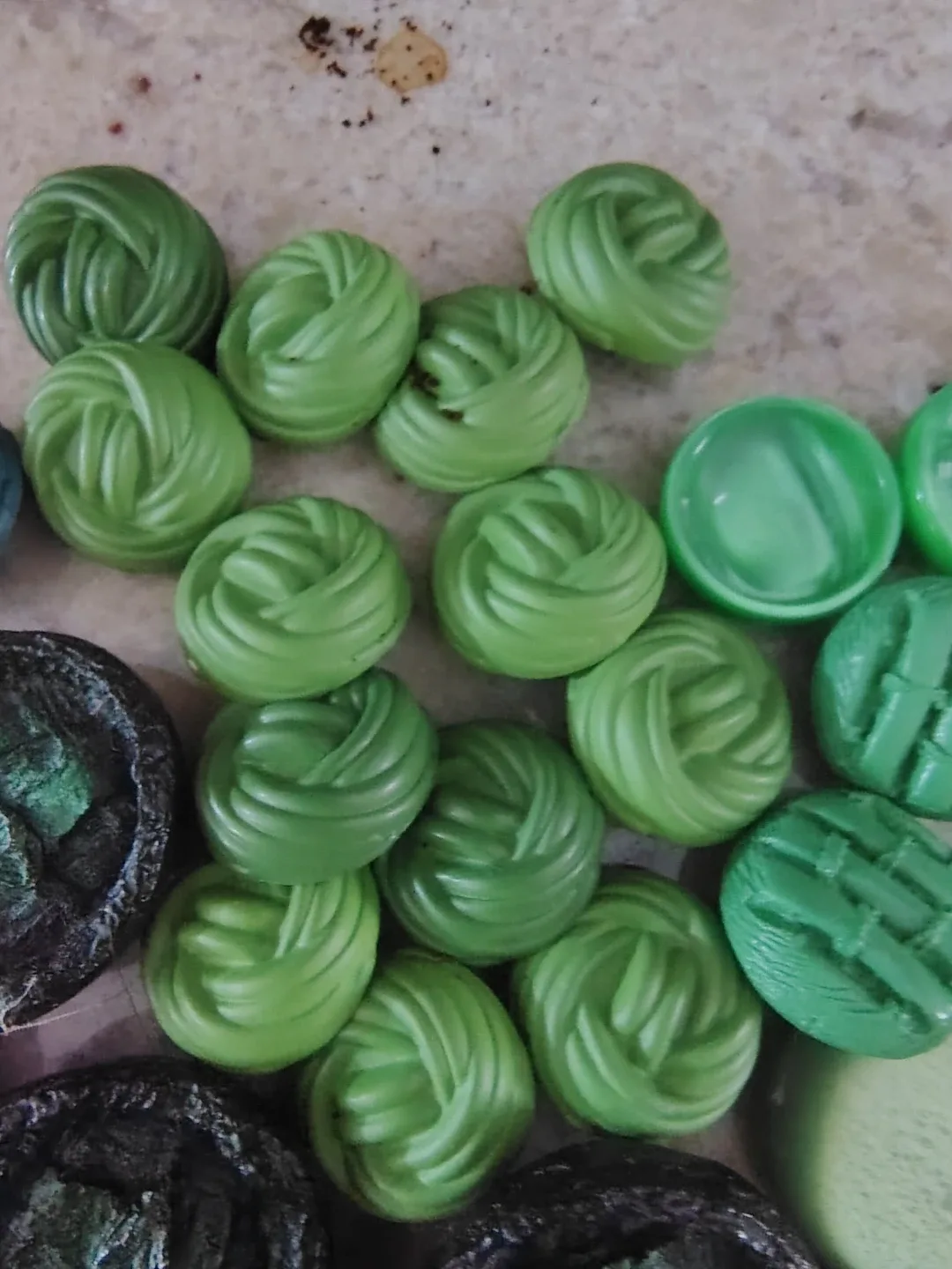 ✨Lot - Gorgeous Green Vintage Buttons - Rare, Hard to Find✨ image indicator(5)