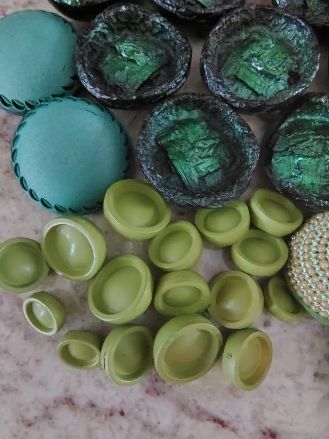 ✨Lot - Gorgeous Green Vintage Buttons - Rare, Hard to Find✨ image indicator(6)