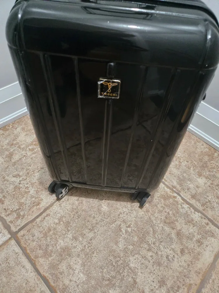 NEW Black Carry-On Luggage image indicator(2)